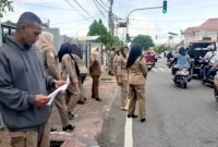 Anggota Satpol-PP Kota Ternate Sosislisasi Perda Nomor 4 Tahun 2014 Tentang Ketertiban Umum di Lampu Merah Kelurahan Takoma