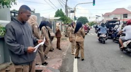Anggota Satpol-PP Kota Ternate Sosislisasi Perda Nomor 4 Tahun 2014 Tentang Ketertiban Umum di Lampu Merah Kelurahan Takoma