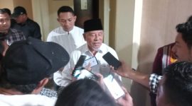 Gubernur Maluku Utara Abdul Gani Kasuba saat diwawancarai oleh sejumlah Wartawan (Rakyatmu)