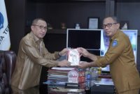 Kepala Diskomsandi Kota Ternate menyerahkan dokumen master plan smart city kepada Wali Kota Ternate M. Tauhid Soleman