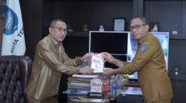 Kepala Diskomsandi Kota Ternate menyerahkan dokumen master plan smart city kepada Wali Kota Ternate M. Tauhid Soleman