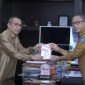 Kepala Diskomsandi Kota Ternate menyerahkan dokumen master plan smart city kepada Wali Kota Ternate M. Tauhid Soleman