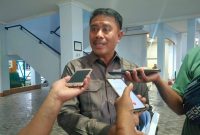 Ketua Komisi II DPRD Kota Ternate, Mubin A. Wahid saat di Wawancarai Terkait Perseteruan Pengelolaan Gedung Dhuafa Center. (Rakyatmu)