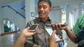Ketua Komisi II DPRD Kota Ternate, Mubin A. Wahid saat di Wawancarai Terkait Perseteruan Pengelolaan Gedung Dhuafa Center. (Rakyatmu)