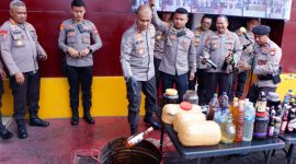 Polda Maluku Utara melakukan pemusnahan minuman keras
