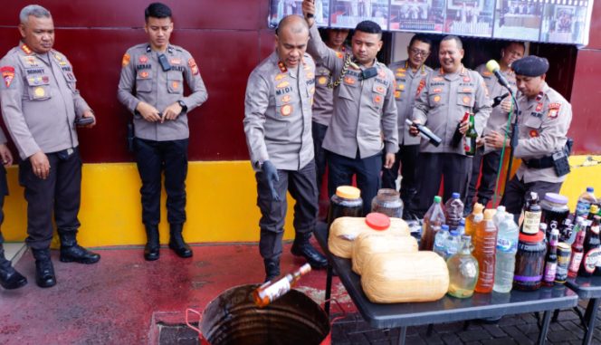 Polda Maluku Utara melakukan pemusnahan minuman keras