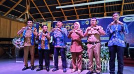 Poses Bersama Keterwakilan Kabupaten/Kota dan Keterwakilan Provinsi Maluku Utara dalam Segitiga Emas. Foto: Rakyatmu