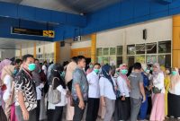 Ratusan Tenaga Kesehatan RSUD Chasan Boesoerie Ternate Datangi Bandara Sultan Babbullah untuk Menagih Janji Gubernur Maluku Utara, Abdul Gani Kasuba (Rakyatmu)