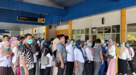 Ratusan Tenaga Kesehatan RSUD Chasan Boesoerie Ternate Datangi Bandara Sultan Babbullah untuk Menagih Janji Gubernur Maluku Utara, Abdul Gani Kasuba (Rakyatmu)