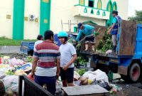 Satpol-PP Kota Ternate Membersihkan Lokasi Masjid Al-Munawwar
