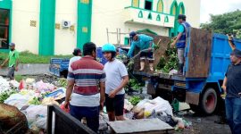 Satpol-PP Kota Ternate Membersihkan Lokasi Masjid Al-Munawwar