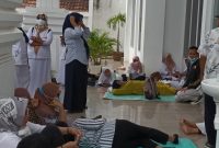 Tenaga Kesehatan Menduduki Kediaman Gubernur Maluku Utara untuk Menagih Janji Gubernur Abdul Gani Kasuba (Rakyatmu)