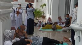 Tenaga Kesehatan Menduduki Kediaman Gubernur Maluku Utara untuk Menagih Janji Gubernur Abdul Gani Kasuba (Rakyatmu)