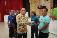 Wali Kota Ternate M. Tauhid Soleman menyerahkan BLT kepada Om Ojek Andalan. Foto: Humas Pemkot Ternate