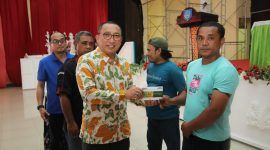 Wali Kota Ternate M. Tauhid Soleman menyerahkan BLT kepada Om Ojek Andalan. Foto: Humas Pemkot Ternate