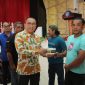 Wali Kota Ternate M. Tauhid Soleman menyerahkan BLT kepada Om Ojek Andalan. Foto: Humas Pemkot Ternate