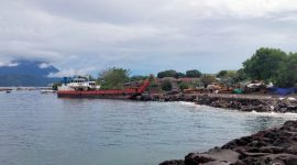 Aktivitas Bongkar Muat Kapal di Pantai Daulasi (Rakyatmu)