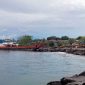Aktivitas Bongkar Muat Kapal di Pantai Daulasi (Rakyatmu)