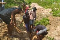 Aktivitas Perbaikan Pipa di Desa Ratahaya. (Rakyatmu)
