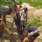 Aktivitas Perbaikan Pipa di Desa Ratahaya. (Rakyatmu)