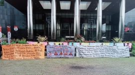 Fron Nakes RSUD CB Ternate Menggelar Aksi Didepan KPK RI (Rakyatmu)