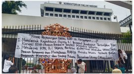 Fron Nakes RSUD Chasan Bosoirie Ternate Gelar Aksi di Kantor Kemendagri RI (Rakyatmu)