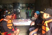 Evakuasi Korban ke Rumahnya di Desa Suma, Kabupaten Halmahera Selatan