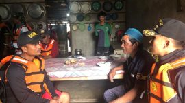 Evakuasi Korban ke Rumahnya di Desa Suma, Kabupaten Halmahera Selatan