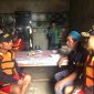 Evakuasi Korban ke Rumahnya di Desa Suma, Kabupaten Halmahera Selatan