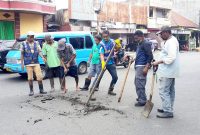 Kepala DLH Tonny S Pontoh Bersama Petugas Kebersihan Membersihkan Saluran Air Tersumbat (Rakyatmu)