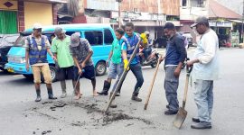 Kepala DLH Tonny S Pontoh Bersama Petugas Kebersihan Membersihkan Saluran Air Tersumbat (Rakyatmu)