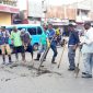 Kepala DLH Tonny S Pontoh Bersama Petugas Kebersihan Membersihkan Saluran Air Tersumbat (Rakyatmu)