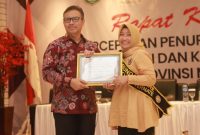 Ketua TP PKK Terima Penghargaan Sekaligus Dikukuhkan Sebagai Bunda Genre. (Humas Pemkot)