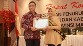 Ketua TP PKK Terima Penghargaan Sekaligus Dikukuhkan Sebagai Bunda Genre. (Humas Pemkot)