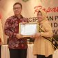 Ketua TP PKK Terima Penghargaan Sekaligus Dikukuhkan Sebagai Bunda Genre. (Humas Pemkot)