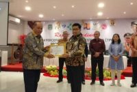 Wakil Bupati Terima Piagam Penghargaan oleh Wakil Gubernur Maluku Utara. (Rakyatmu)