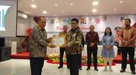 Wakil Bupati Terima Piagam Penghargaan oleh Wakil Gubernur Maluku Utara. (Rakyatmu)