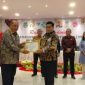 Wakil Bupati Terima Piagam Penghargaan oleh Wakil Gubernur Maluku Utara. (Rakyatmu)