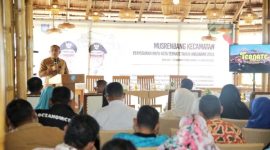Wali Kota Ternate M. Tauhid Soleman Memberi Sambutan di Musrenbang Kecamatan Ternate Barat. (Ongki)