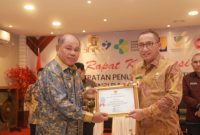 Wakil Gubernur Maluku Utara M. Al Yasin Ali Memberi Penghargaan kepada Wali Kota Ternate M. Tauhid Soleman. (Humas Pemkot)