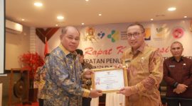 Wakil Gubernur Maluku Utara M. Al Yasin Ali Memberi Penghargaan kepada Wali Kota Ternate M. Tauhid Soleman. (Humas Pemkot)