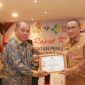 Wakil Gubernur Maluku Utara M. Al Yasin Ali Memberi Penghargaan kepada Wali Kota Ternate M. Tauhid Soleman. (Humas Pemkot)