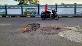 Jakan Berlubang di sekitaran Gerbang Utara PPN Kota Ternate, Maluku Utara. (Rakyatmu)