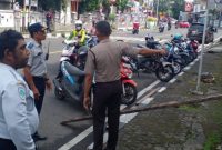 Dishub Kota Ternate Melakukan Penertiban Kendaraan Roda Dua di Depan RS Darma Ibu. (Rakyatmu)
