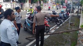 Dishub Kota Ternate Melakukan Penertiban Kendaraan Roda Dua di Depan RS Darma Ibu. (Rakyatmu)
