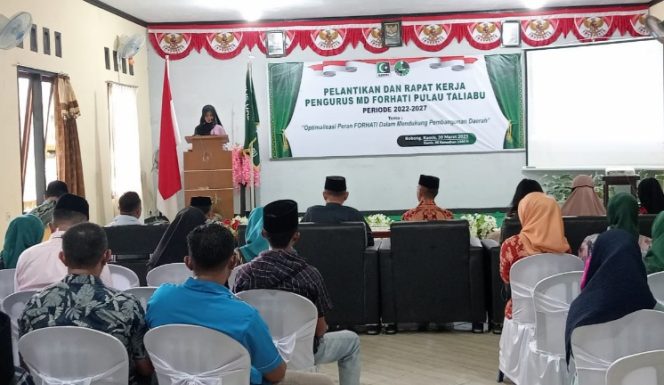 Koordinator Presidium MD Forhati Kuraisiya Marsaoly Saat Membaca Sambutan Usai Pelantikan. (Rakyatmu)