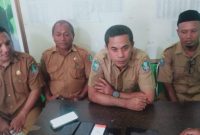 Kepala Dinas BPMD Halmahera Selatan, Faris Hi Madan Didampingi Kepala Bidangnya Dalam Konferensi Pers. (Istimewa)