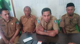 Kepala Dinas BPMD Halmahera Selatan, Faris Hi Madan Didampingi Kepala Bidangnya Dalam Konferensi Pers. (Istimewa)