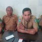 Kepala Dinas BPMD Halmahera Selatan, Faris Hi Madan Didampingi Kepala Bidangnya Dalam Konferensi Pers. (Istimewa)