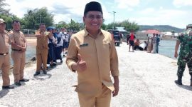 Kepala Dinas Kominfo Pulau Taliabu Husain Adam, Saat Menjemput Ketua Pengadilan Tinggi. (Rakyatmu)
